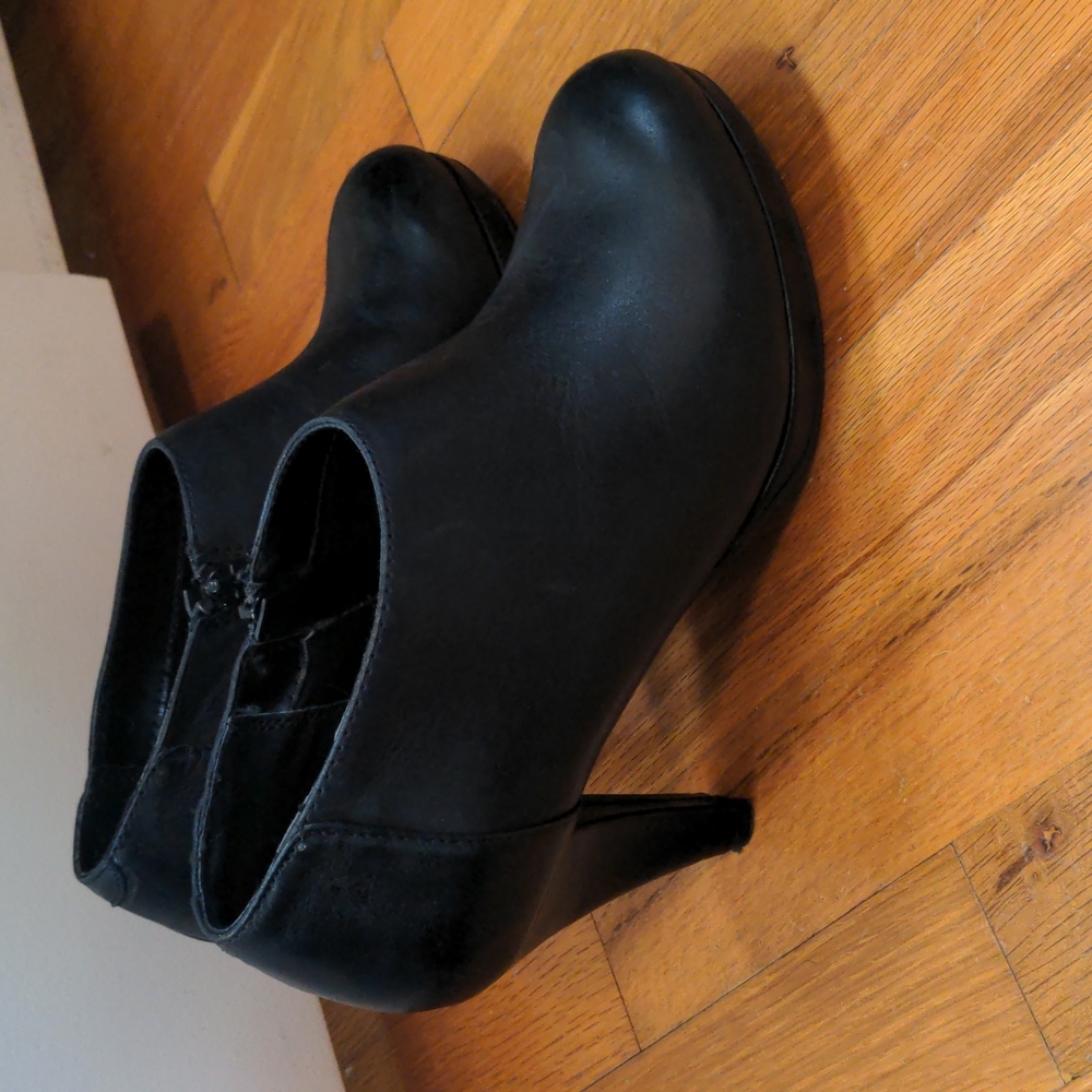 Cynthia Rowley Leather Low Heeled Zip Up Lovebird Booties 7.5